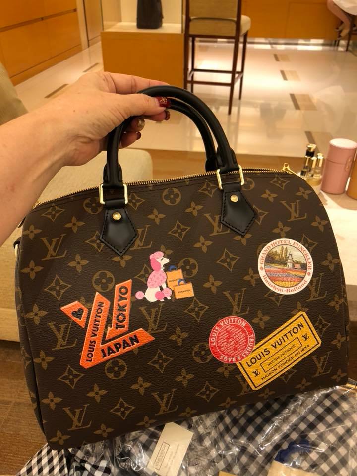 LV Handbags Lovers: Speedy Bandoulière 30 My LV World Tour 2018: Black leather handles.