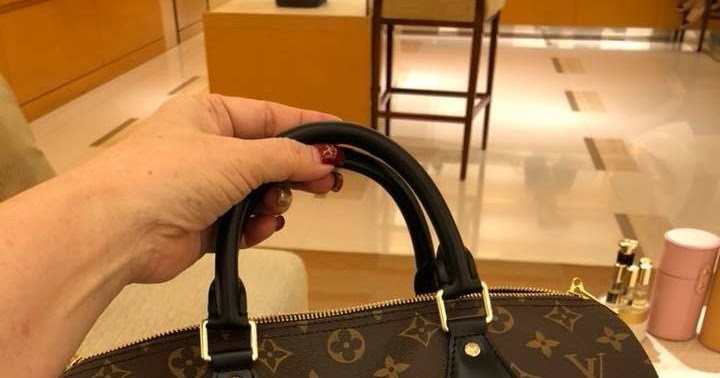 LV Handbags Lovers: Speedy Bandoulière 30 My LV World Tour 2018: Black leather handles.