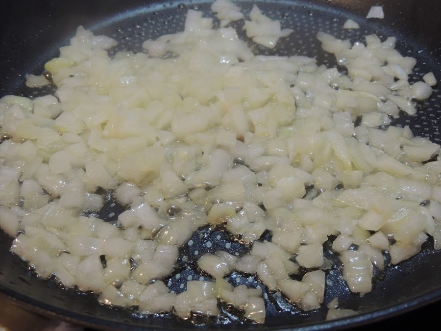 Cebolla sofriendo en sartén