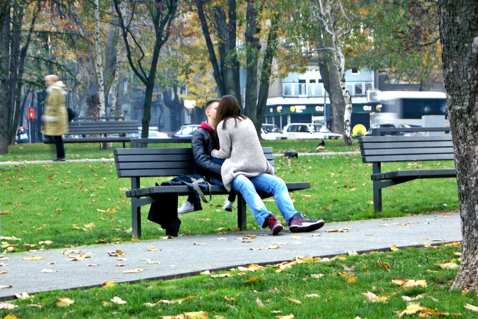 парень с девушкой на лавочке. любовь в общественном месте. пара в общественных местах. пара в общественных местах. романтика на улице.