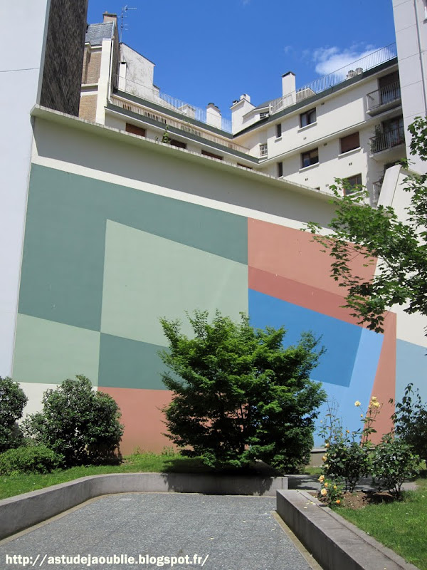 Paris 16eme -  Immeuble de logements  Architectes Jean Ginsberg et Georges Massé.  Construction:  1951-1956  Composition murale et sculpture: André Bloc.