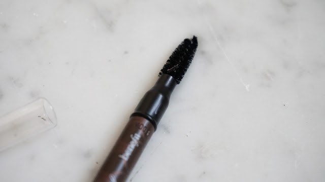 Eyebrow pencil that is waterproof and smudge-proof on the eye brow can be found in Benefit Cosmetics Instant Brow Pencil. Benefit Cosmetics Indonesia Intant Brow Pencil has a soft buttery texture that makes the application and blending easier and faster.