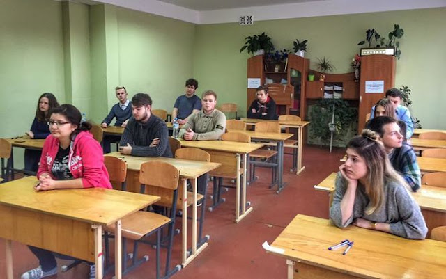 У Павлограді евакуювали школу через розпилення невідомої речовини У Павлограді евакуювали школу через розпилення невідомої речовини