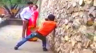 जब कोई अनाड़ी प्रोफेशनल बनकर तस्वीर खींचता है तो उसका कैसे मज़ाक बनता है, देखें तस्वीरें (Funny Photographer Who Will Do Everything For Perfect Photo) जब आम लोग तस्वीर खींचते हैं तो बह अपने आप को किसी प्रोफेशनल फोटोग्राफर से कम नहीं समझते. लेकिन कई बार तस्वीर खींचते समय यह इस तरह की हरकतें करते हैं की जो भी इन्हें देखता है उसके चेहरे पर मुस्कान आ जाती है. तो दोस्तों यह हैं कुछ ऐसी तस्वीरें जिन्हें देख आप अपनी हंसी नहीं रोक पाएंगे.