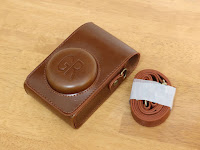 ベルトははじめから使うつもり無いので片します。 RICOH GRIII/GRII/GR ケース ショルダーストラップ付き PUレザー カメラバッグ Sooyeeh 軽量 携帯便利 落下防止 標識ロゴ表示 旅行 撮影用品収納 アウトドア撮影 男女兼用 (ブラウン)