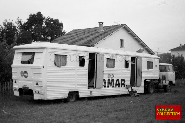 Caravane couchette d'habitation pour les employées du cirque Amar 