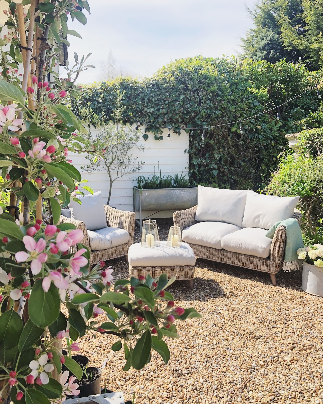 Garden Al Fresco Living With M S Roses And Rolltops