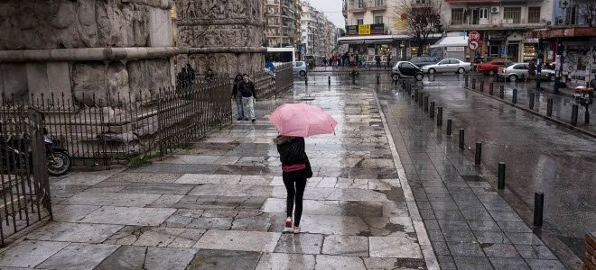 Ανεβαίνει η θερμοκρασία, βγαίνουν οι ομπρέλες το Σάββατο -Πού θα πέσουν μπόρες