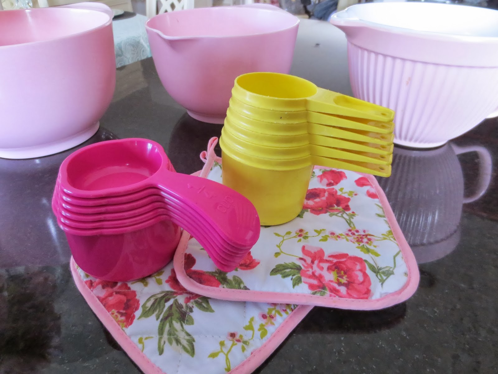 NEW Tupperware Measuring Cups Set of 6 PINK Curved Embossed Handle Baking  Tools