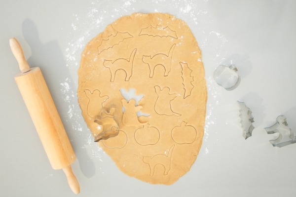 NO-COOK PUMPKIN PLAY DOUGH FOR KIDS- taste-safe, easy recipe!