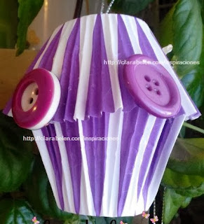 http://clarabelen.com/inspiraciones/4480/diy-bola-de-navidad-casera-con-moldes-de-magdalenas/