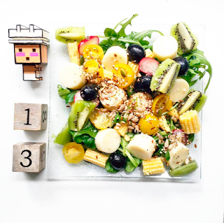 Ensalada de Kiwi popurri de ingredientes sobre canonigos