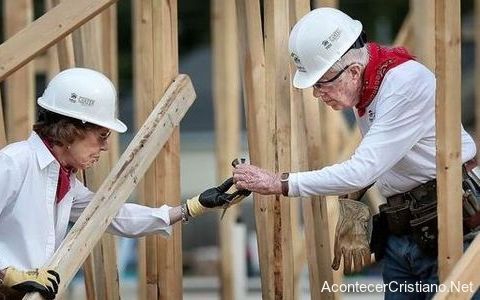Jimmy Carter ayudando a construir casas para pobres