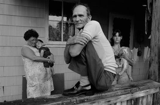 foto por Sage Sohier - Throop, PA - 1983 | fotos vintage, black and white photography | iconoCero by Sage Sohier - Throop, PA - 1983 | photos | imagenes bellas, fotos en blanco y negro bonitas | cool pics | 80s America