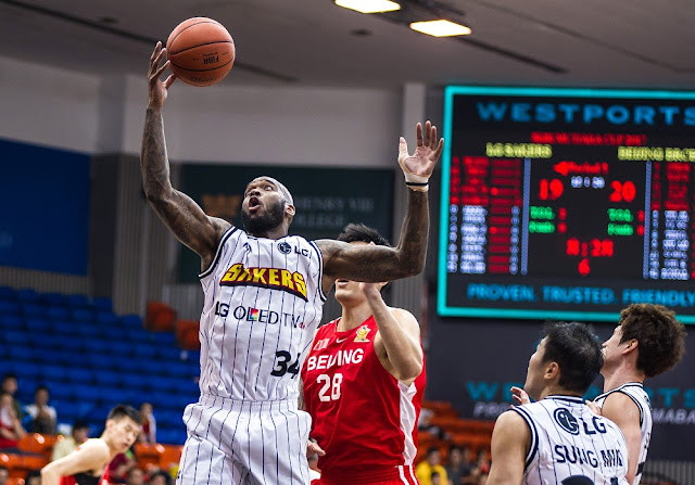 Two-time NBA champion, Josh Powell (left in white jersey), plays of LG Sakers in Seri Mutiara Cup 2017. Photo credit: Kuk Thew of ABL. Josh Powell LG Sakers seri mutiara cup 2017 malaysia kl