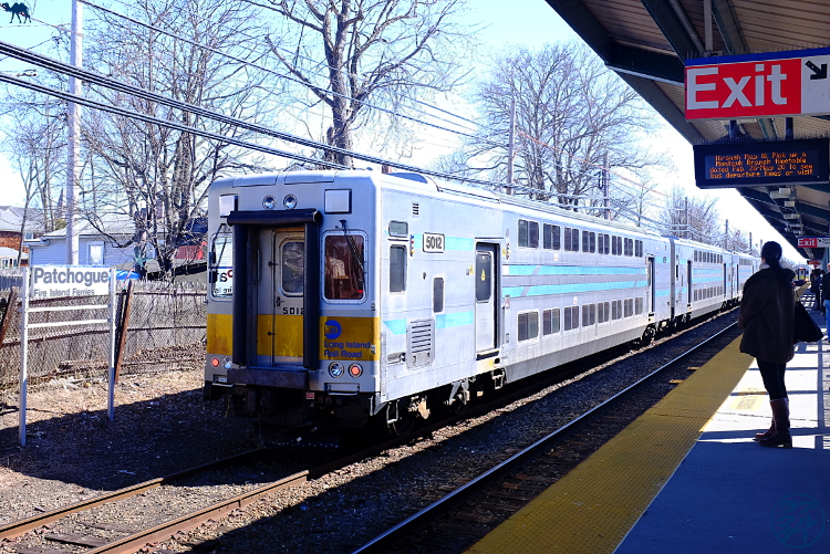 Le Chameau Bleu - Train pour Patchogue à Long Island New York Le Chameau Bleu - Train pour Patchogue à Long Island New York