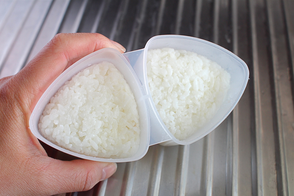 Как сварить рис для онигири. Рисовые "колобки" (онигири, омусуби). Онигири снежный краб. Как сварить рис для онигири. Онигири самурай.