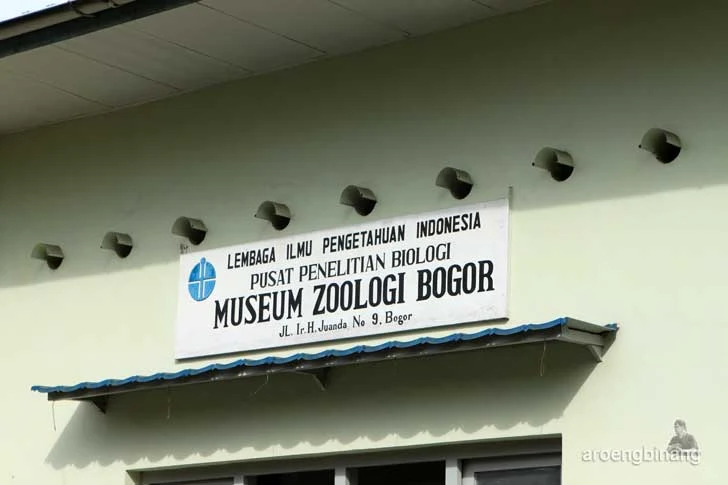 papan nama museum zoologi bogor