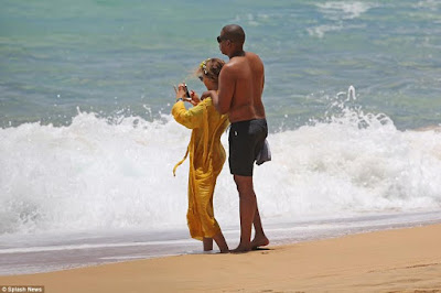 7 Beyonce & JayZ show rare PDA on a beach in Hawaii (photos)