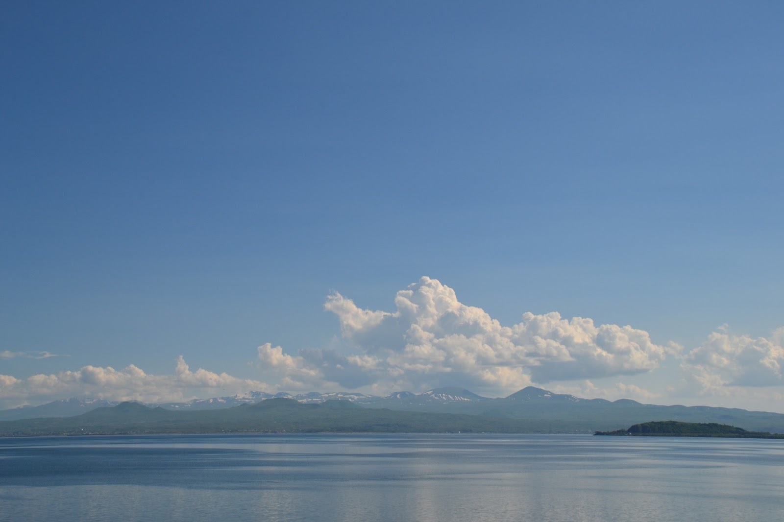 Температура озера севан. Озеро Севан. Лазурный Севан. Озеро Севан лодки. Озеро Севан пляж.