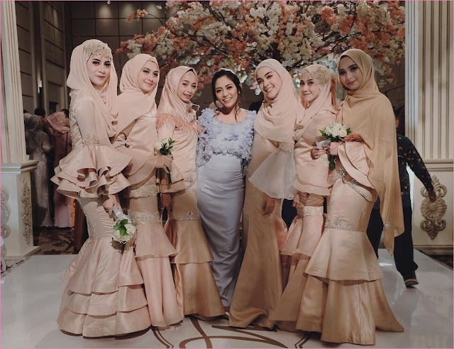 Outfit Baju Bridesmaid Berhijab Ala Selebgram 2018 kebaya terusan kain brokat satin lengan lebar krem muda hijab square tassel pashmina diamond ciput rajut krem wedges high heels ootd outfit kondangan trendy buket bunga putih Outfit Baju Bridesmaid Berhijab Ala Selebgram 2018 kebaya terusan kain brokat satin lengan lebar krem muda hijab square tassel pashmina diamond ciput rajut krem wedges high heels ootd outfit kondangan trendy buket bunga putih