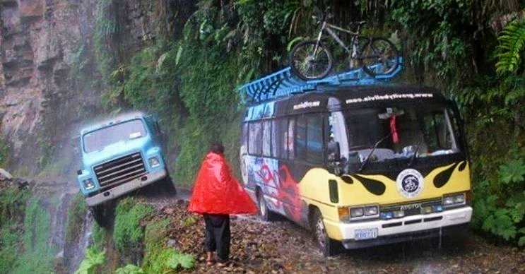 Kuzey Yungas Yolu, Bolivya bulunan oldukça tehlikeli bir dağ yoldur.