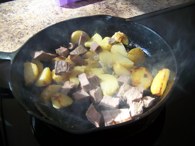 Potatoes and meat browning for Biksemad