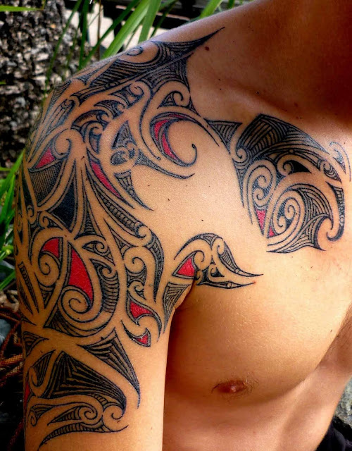 tatuaje tribal hombro negro y rojo