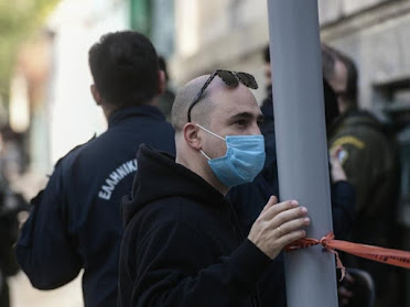 Λέει ψέματα, άσχετα πράγματα και γελοιότητες...