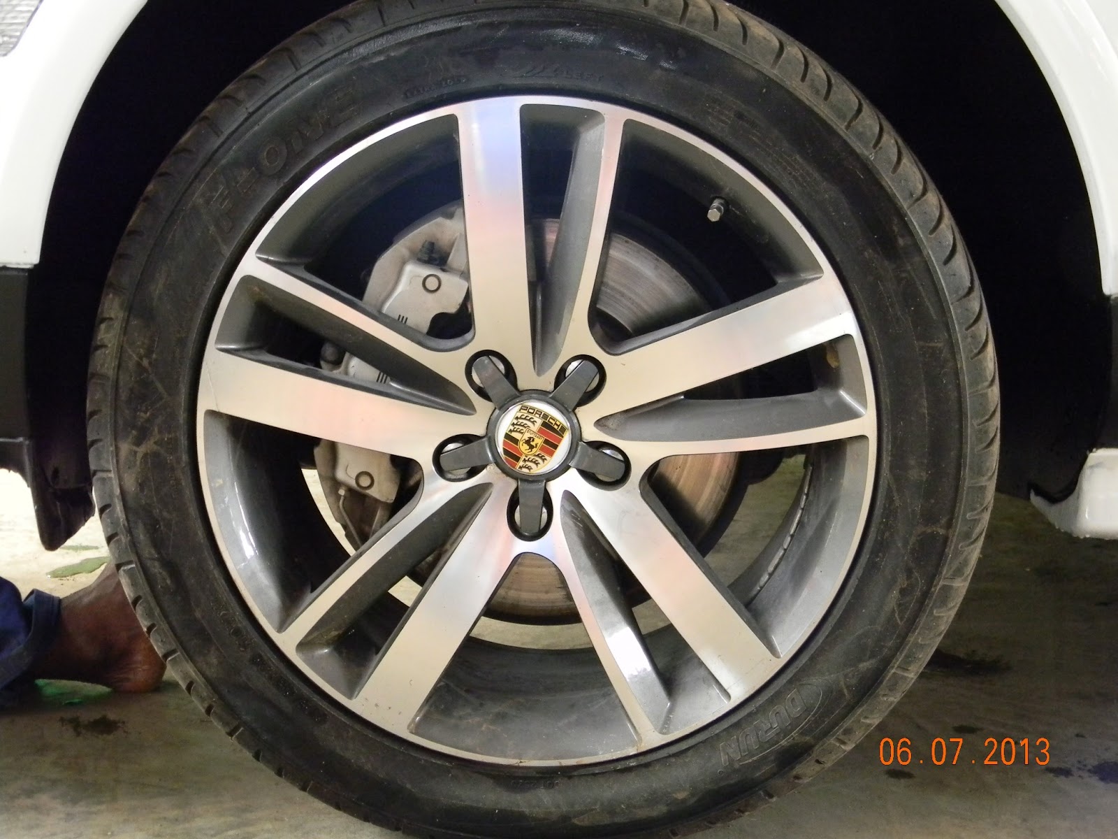 GARAGE FÉDÉRAL LIBREVILLE PEINTURE PORSCHE CAYENNE CHANGEMENT DE TEINTE DU NOIR AU BLANC