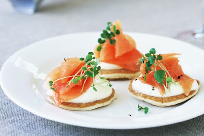 Mini pikelets with smoked salmon and creme fraiche meal ideas Mini pikelets with smoked salmon and creme fraiche meal ideas