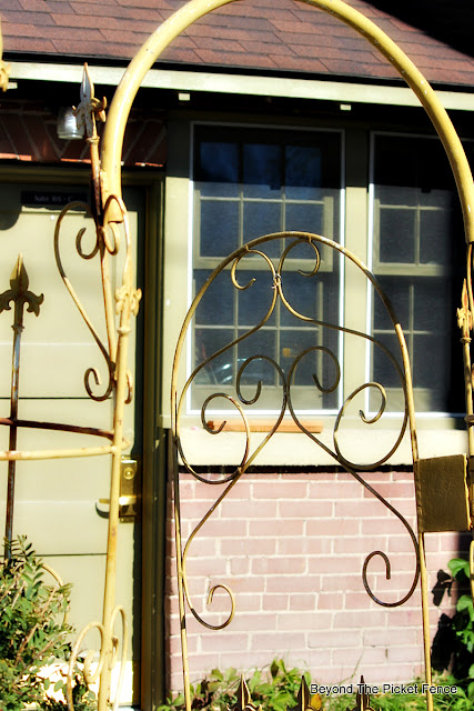 iron gate, rusty, small town, http://bec4-beyondthepicketfence.blogspot.com/2015/10/small-town-thrifting.html