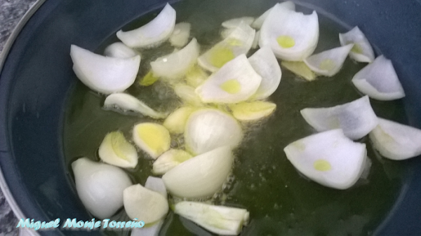 Sofrito Cazón en Amarillo con Guisantes