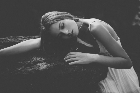 A bela modelo Sian Kelley à beira de uma tempestade em ensaio fotográfico de Julia Trotti Julia Trotti arte fotografia fashion mulheres modelos beleza ensaio a beira tempestade cabelos esvoaçantes sian kelley