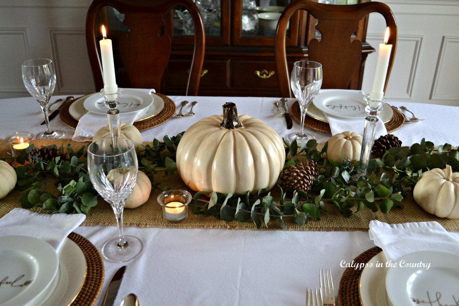 Table Setting for Thanksgiving. Dried Hydrangea Flowers in a Vase, a Small  Pumpkin on a Plate Stock Photo by LeylaCamomile