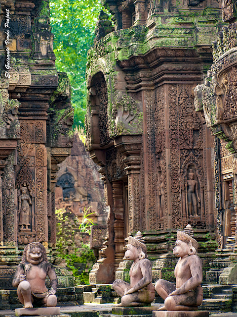 Banteay Srei, guardianes mono y genio - Angkor, Camboya Banteay Srei, guardianes mono y genio - Angkor, Camboya por El Guisante Verde Project