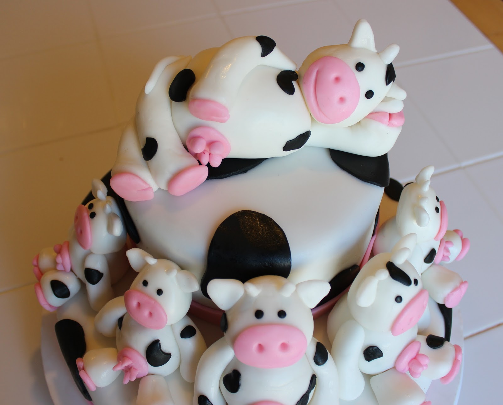 Bethany&amp;#39;s Creative Pursuits: Udderly Delightful Cow Cake