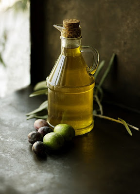 Botella de cristal con aceite de oliva