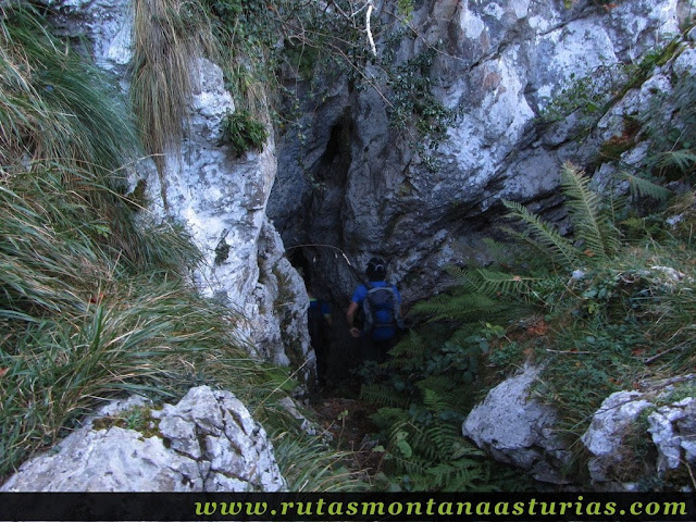 Senda del Cartero, Peña Salón y Sedo Vibolines: Cueva del Toyu