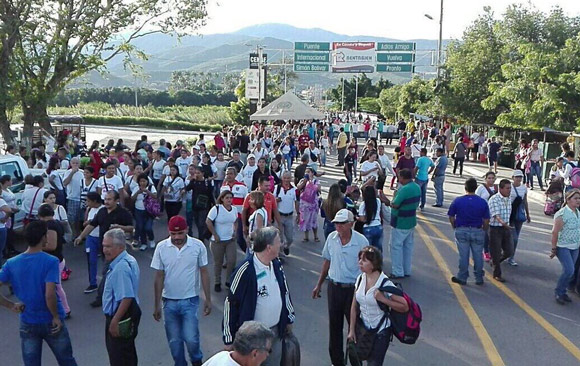40-mil-ciudadanos-pasaron-colombia-comprar-alimentos-medicinas