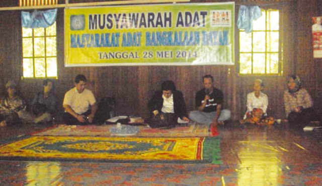 Masyarakat adat sedang melakukan kegiatan musyawarah untuk menentukan suatu peraturan Masyarakat adat sedang melakukan kegiatan musyawarah untuk menentukan suatu peraturan