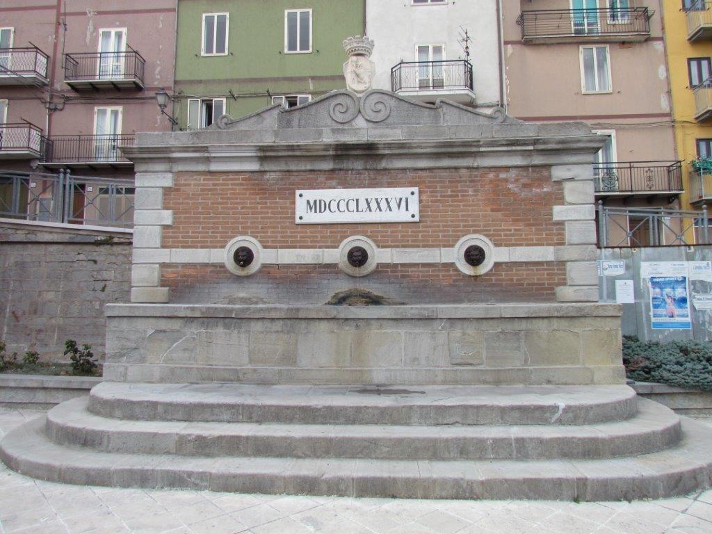 Le epigrafi storiche nascoste e non Castiglione Messer Marino. Due fontane storiche