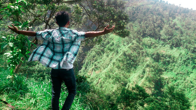 Menjelajahi Keindahan Alam Air Terjun Suroloyo