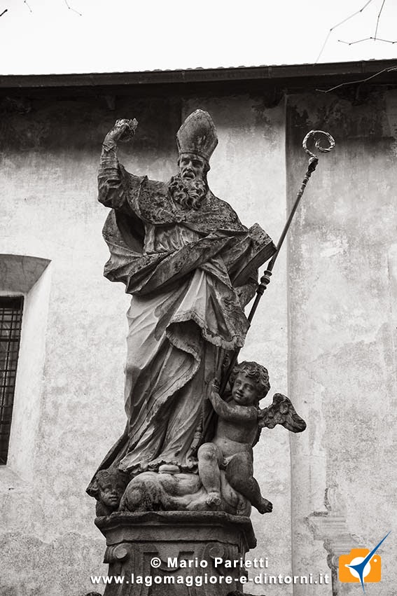 Statua di S. Agostino davanti alla chiesa di S. Marta Statua di S. Agostino davanti alla chiesa di S. Marta