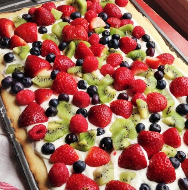 Quick and Easy Fruit Pizza #summer #desserts