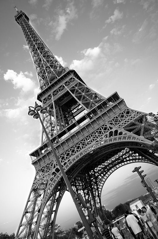 Paris Eiffel Tower Black And White | free download wallpaper