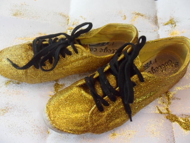 ROBIN ELBOWS: DIY: Gold Glitter Shoes