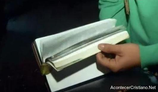 Biblia encontrada intacta después incendio