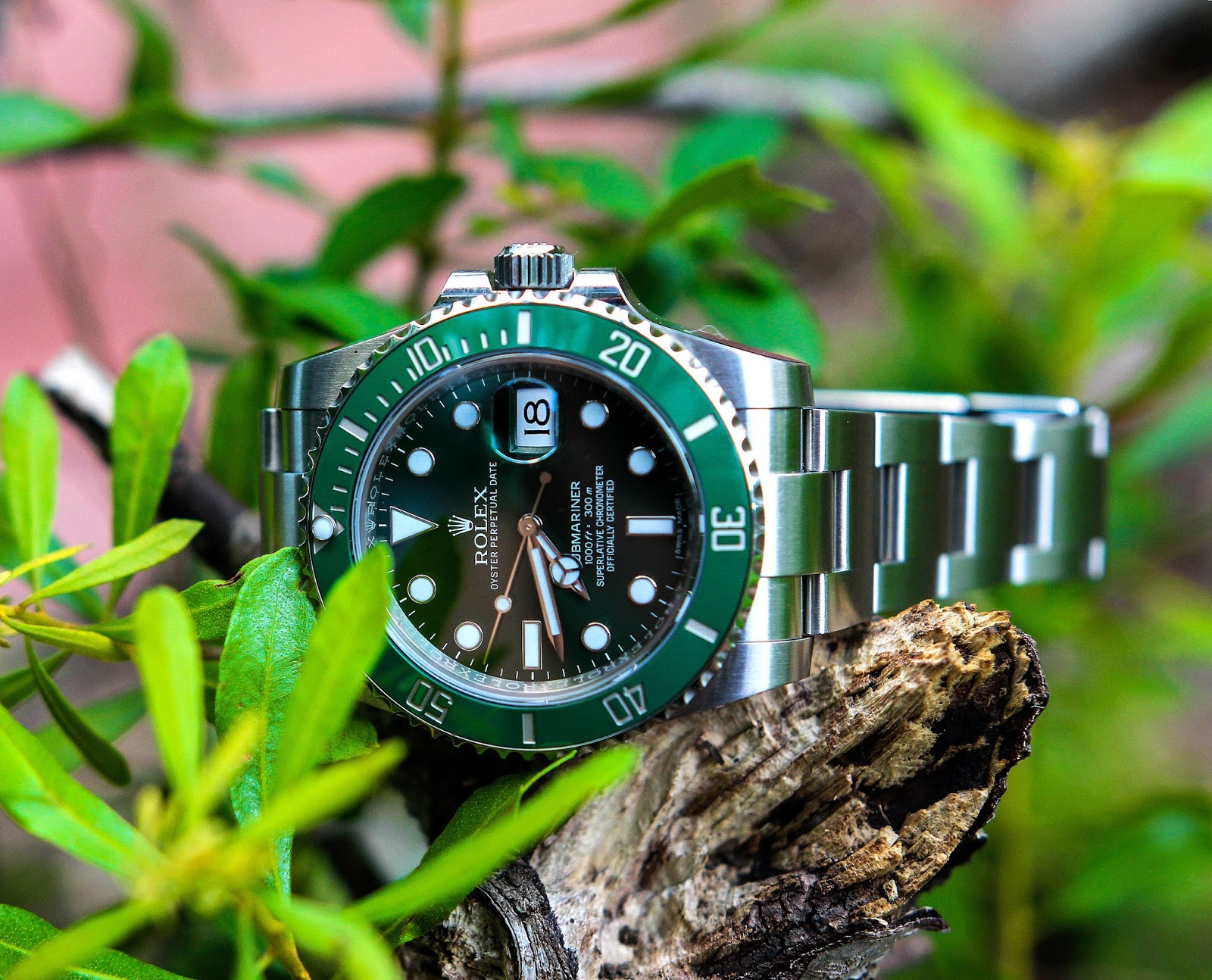 omfavne Kakadu pinion Welcome to RolexMagazine.com...Home of Jake's Rolex World  Magazine..Optimized for iPad and iPhone: Hard-to-find: Green Submariner " Hulk"
