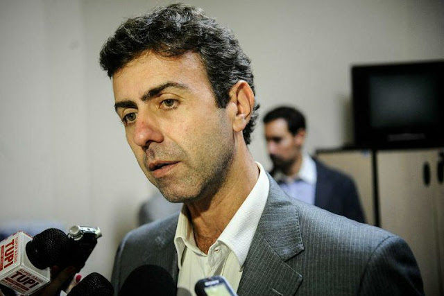 É preciso trazer esse debate para o parlamento e fazer audiências públicas sobre o tema. É importante ouvir a sociedade para encontrar saídas. Temos ouvido desde os moradores da zona norte até a zona sul. Os moradores da zona sul sabem onde os problemas ocorrem e onde é preciso ter um reforço policial. Ao parlamento cabe fiscalizar o governo, o que estamos fazendo, e chamar a sociedade, juntamente com o governo, para agir. É preciso não só monitorar, mas também sugerir uma série de ações.